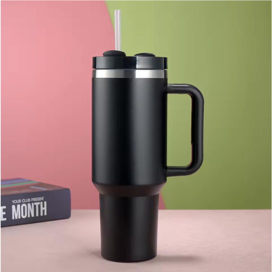 Stylische Isolierflasche mit Strohhalm