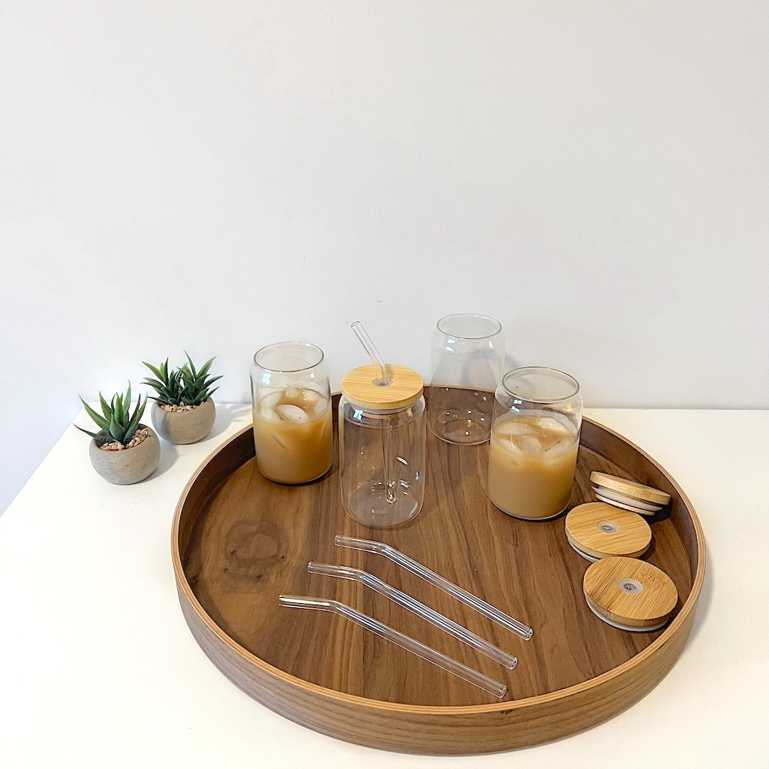 Elegante Gläser mit Bambusdeckeln